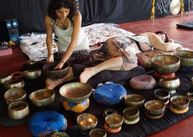 how to give sound bath therpay session with seven chakra tibetan singing bowls